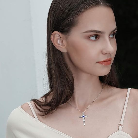 Křížový náhrdelník se safírovým srdcovým kamenem | Bílé zlato