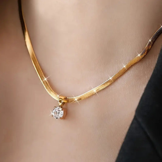 Elegantní náhrdelník s přívěškem z kamínků | Zlato